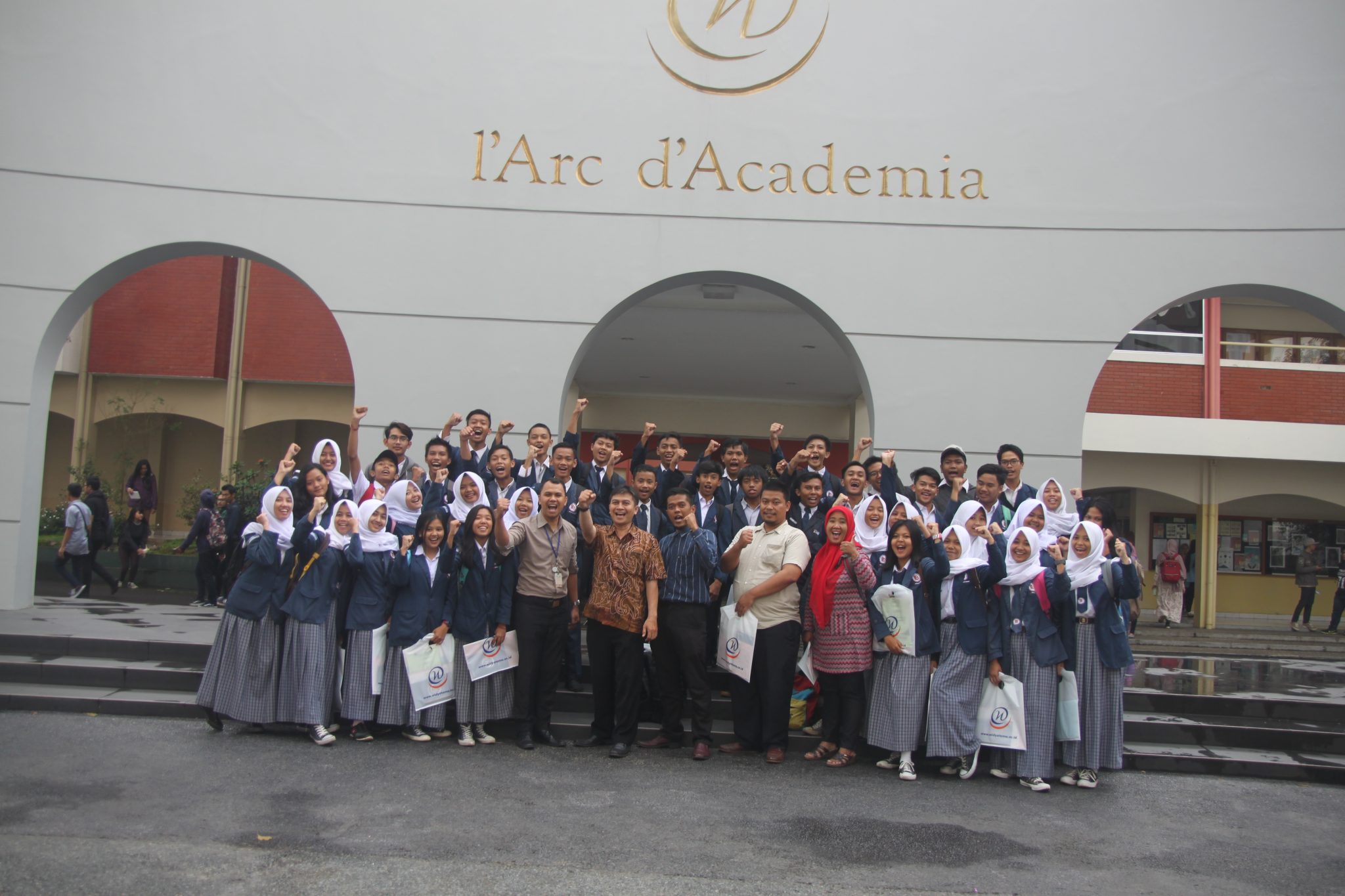 Menjadi sebuah hal yang lumrah ketika siswa kelas XII sudah dibingungkan dengan pilihan-pilihan Universitas tempat melanjutkan studi pendidikannya. Apalagi mereka akan menginjak semester genap 2 bulan yang akan datang. Di Kota Metropolitan seperti Kota Bandung, kosentrasi fokus Ujian Nasional (UN) bukan menjadi satu-satunya tujuan utama siswa lepas dari putih abunya. Namun keberhasilan mengenyam perguruan tinggi favorit sesuai dengan passion dan minat serta bakat mereka. Kali ini Universitas Widyatama (UTama) menerima tamu dari SMK Informatika. Acara yang dilaksanakan di Gedung Theater Lantai 6 UTama ini dipimpin oleh Bapak Bintang selaku PJs Kepala Sekolah SMK Informatika. Sekitar 50 siswa menghadiri acara yang dikemas juga dengan Tryout menjelang UN. Adapun Tryout tersebut bermaksud untuk memantapkan siswa/I dalam menjalankan UN sehingga kami berharap mereka dapat lebih maksimal untuk mengerjakannya. Hadir pula Yogi dan Kawan dalam mengenalkan angklung inovasi (Klungto) serta memberikan edukasi perihal Fakultas Teknik UTama. “UTama masih menjadi favorit destinati pendidikan untuk melanjutkan studi perguruan tinggi. Fasilitas yang hi-tec serta pengajaran yang up to date menjadikan siswa siswi semakin yakin kuliah di UTama”, imbuh Ibu Santi salah satu pembimbing SMK Informatika. Keberhasilan Tagline SMK Bisa! Yang dicanangkan oleh pemerintah tidak melepaskan mereka hanya berorientasi bekerja saja, namun “melek” akan persaingan dunia, pendidikan pun harus di anyam lebih tinggi dari sekolah menengah. Itu yang menjadikan siswa/I SMK marak melanjutkan studi ke Universitas. Peranan UTama sebagai Institusi pendidikan yang berkualitas selalu menjadi incaran alternatif mereka dalam melanjutkan pendidikan. Selain itu, hadirnya vokasi sebagai studi lanjutan sekolah menengah pun dapt membantu menjawab kebutuhan dunia industri dan mengembangkan potensi mereka di usia dini. Mengambil ilmu yang linear merupakan sebuah kemantapan mereka untuk dapat bersaing dan menghasilkan inovasi untuk Indonesia.