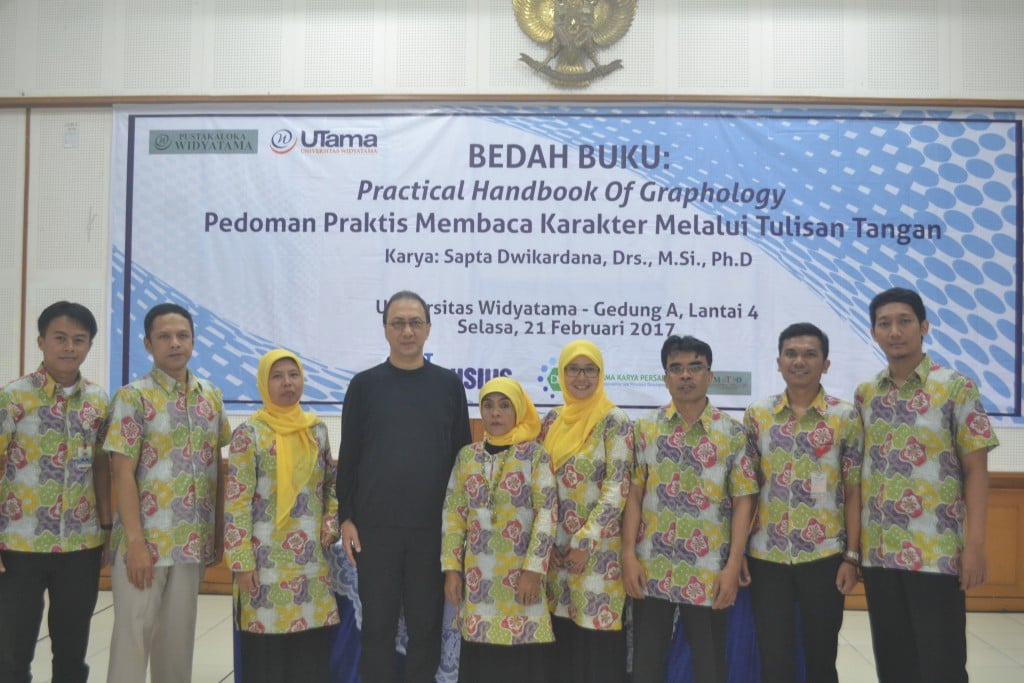 Sapta Dwikardana bersama Tim Panitia Acara Bedah Buku