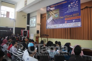 Job Fair 2 300x200 - Kepala Disnaker Trans Provinsi Jawa Barat Buka Career Day UTama 2017