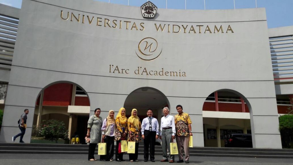 Benchmarking Sekolah Tinggi Farmasi Bandung ke Universitas Widyatama