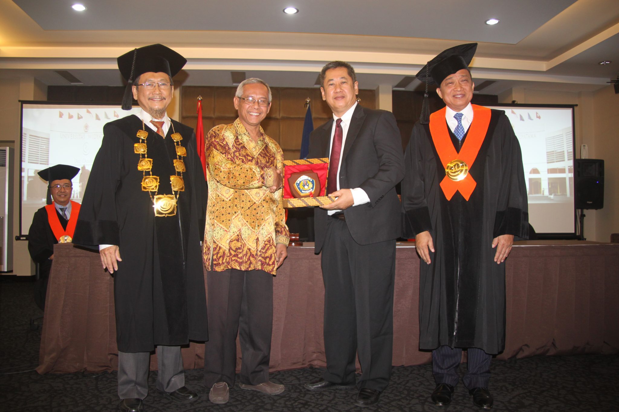 13 Mahasiswa Program Double Degree NPIC Kamboja Ikuti Prosesi Wisuda di Universitas Widyatama