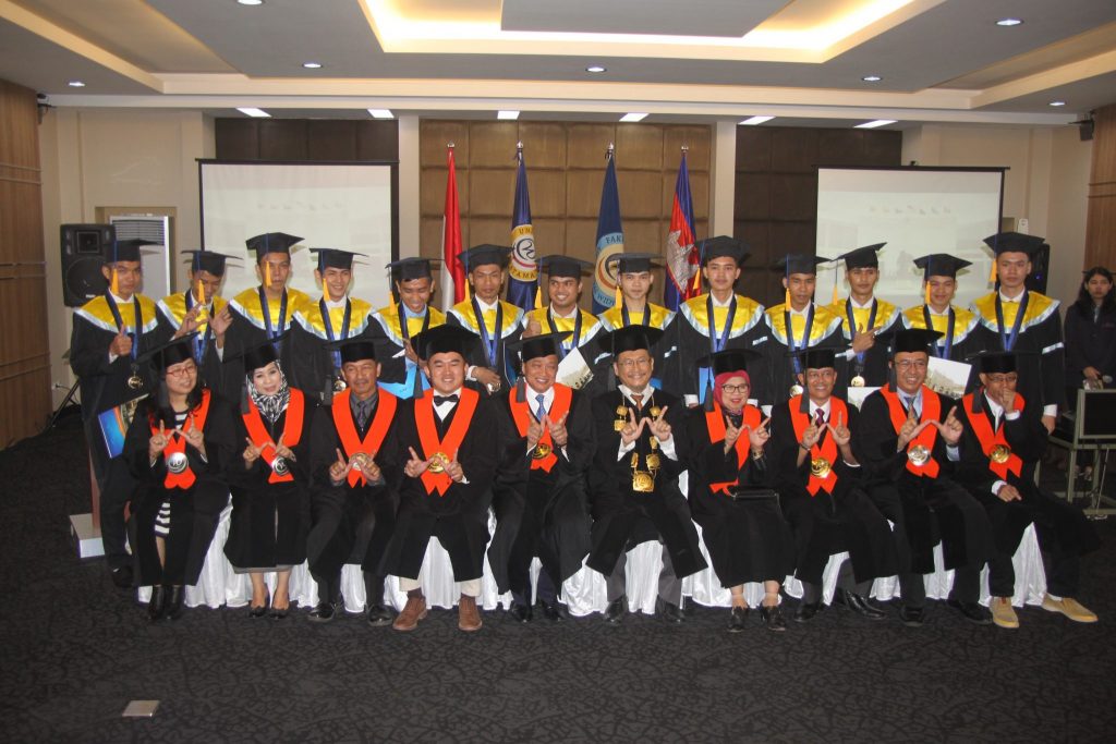 IMG 5653 1024x683 - 13 Mahasiswa Program Double Degree NPIC Kamboja Ikuti Prosesi Wisuda di Universitas Widyatama