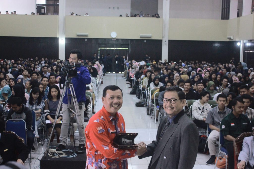 Sekretaris Daerah Jawa Barat Bagikan Rahasia Menhadapi Persaingan Global Kepada Mahasiswa di Universitas Widyatama