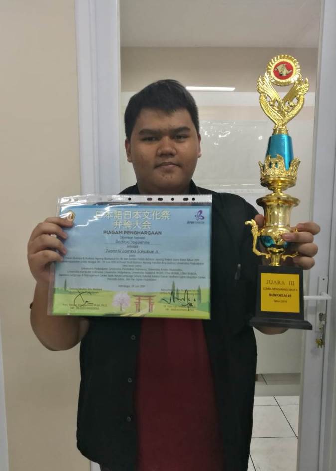 Japanese Language Study Program students by the representation of Raditya Jagadhita achieved the 3rd position in the Sakubun Contest.