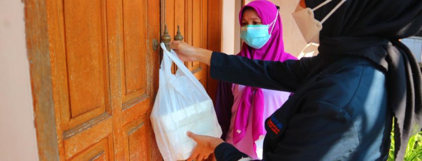 Mahasiswa Universitas Widyatama Bagikan Ribuan Nasi Kotak Bagi Warga Kota Bandung Yang Sedang Isoman