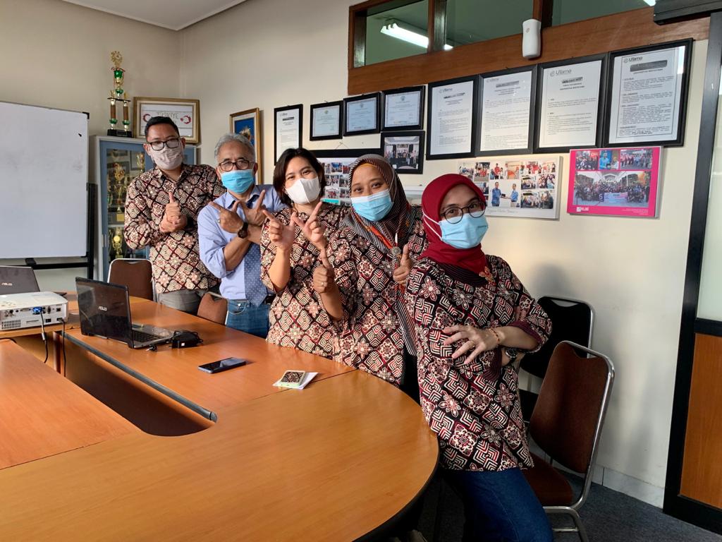 PKM Prodi Bahasa Inggris UTama Bantu Guru Dan Siswa SMAN 1 Rancaekek dan SMA Nasional Bandung
