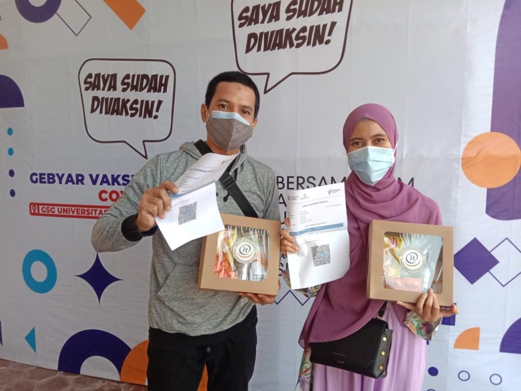 Syarif & Risa, pasangan suami-istri yang turut serta divaksin