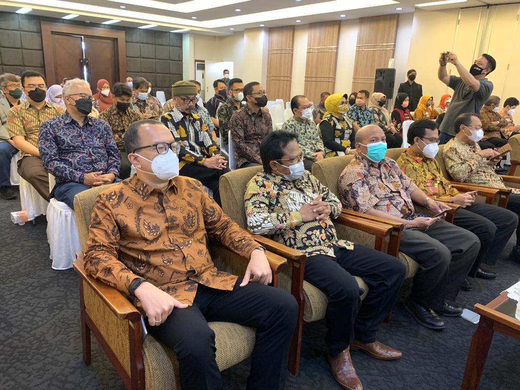 WhatsApp Image 2021 11 02 at 10.33.46 - Iwa Gartiwa Ketua KADIN Bandung: “UTama Kampus Paling Perhatian Kepada Kemajuan UKM”