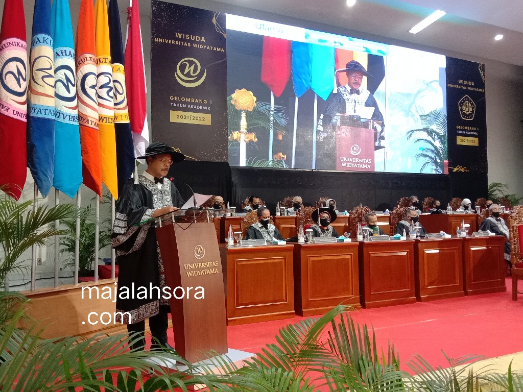 Prof Dadang Suganda Warek I Universitas Widyatama 1 - UTama PTS No 1 Di Kota Bandung Menggelar Wisuda “Hybrid” Kali Pertama