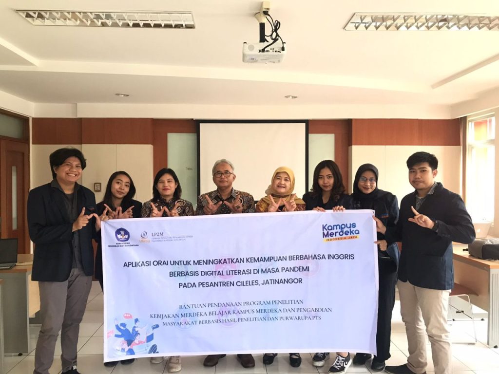 Dr. Hendar, M.Pd, Dekan Dekan Fakultas Bahasa UTama (tengah), Dr. Nurul Hermina, S.E., M.M., dan para mahasiswanya