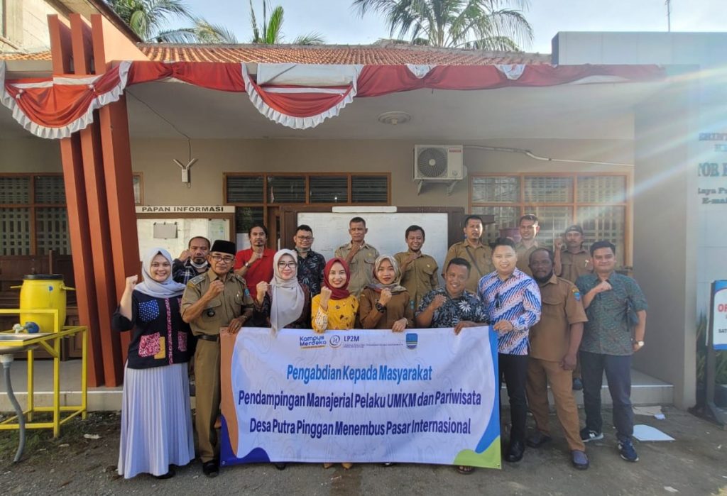 Tim PkM Dosen Fakultas Ekonomi dan Bisnis UTama, melakukan poto bersama di Desa Putrapinggan, Kabupaten Pangandaran