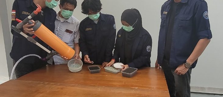 Berkat Saringan Buatan Teknik Mesin UTama, Air Bau Dan Kotor Di Desa Bojong Malaka Jadi Jernih