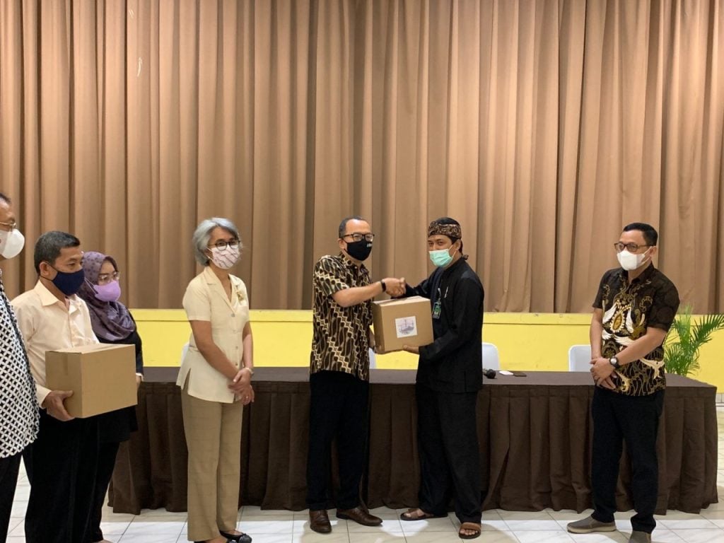 Penyerahan sembako secara simbolis oleh Ketua Yayasan Widyatama kepada Lurah Kelurahan Sukapada