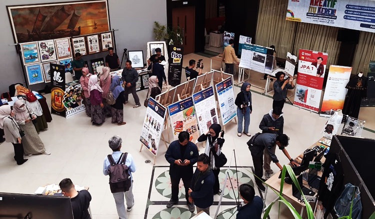 Suasana acara Open House bertema “Kreatif itu Keren” yang menghadirkan beberapa perwakilan dari delegasi perguruan tinggi yang berlangsung di Hall Grage Hotel, Kota Cirebon pada Sabtu (02/09/2023) kemarin – (Sumber: Deden/PMN)