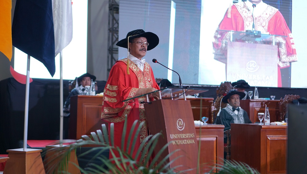 Prof. Dr. H. Dadang Suganda, M.Hum. pada saat memberikan Sambutan