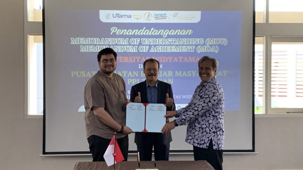 Kepala Sekolah PKBM PPI Taiwan Aditya Rohadi, Ph.D (kiri) bersama Rektor UTama Prof. Dr. H. Dadang Suganda, M. Hum, (tengah) dan Dekan FEB Dr. H. Nuryaman, S. E., M. Si., Ak., CA. (kanan)