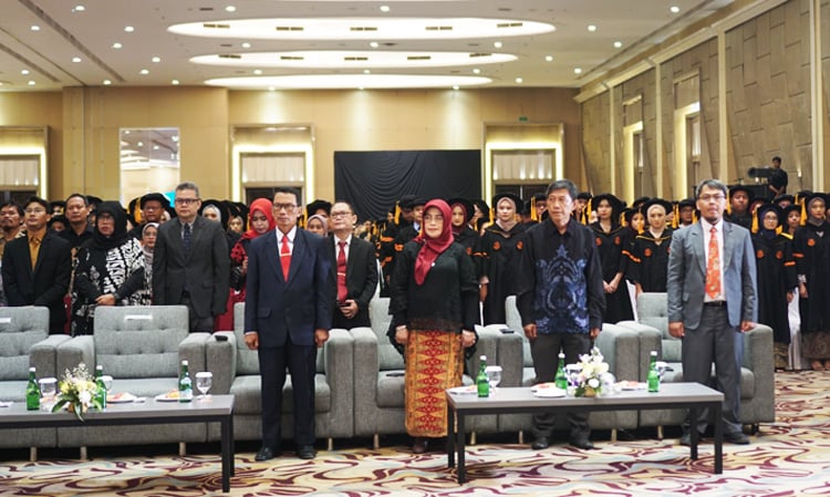 Suasana prosesi wisuda sarjana baru Universitas Widyatama pada Sabtu, 25 November 2023 di Harris Convention Center Festival Citylink Bandung