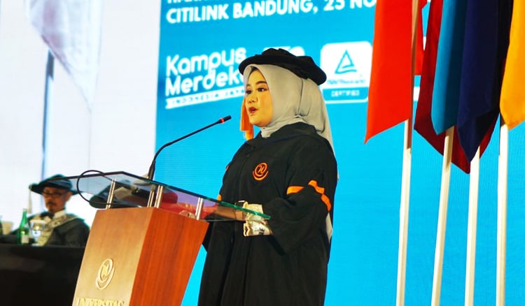 Vira Luthfiati Az-Zahra. lulusan tercepat Universitas Widyatama dari jurusan Teknik Industri