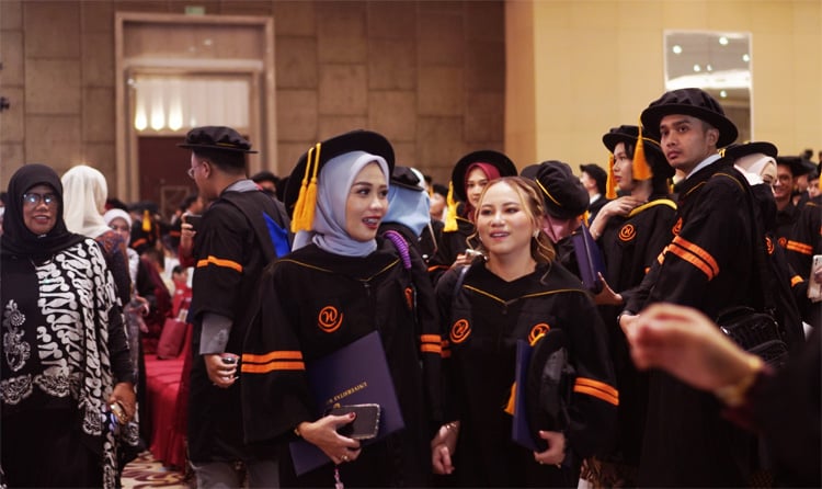 Suasana bahagia meliputi segenap wisudawan dan keluarganya saat menghadiri acara wisuda yang berlangsung di di Harris Convention Center Festival Citylink pada Sabtu, 25 November 2023