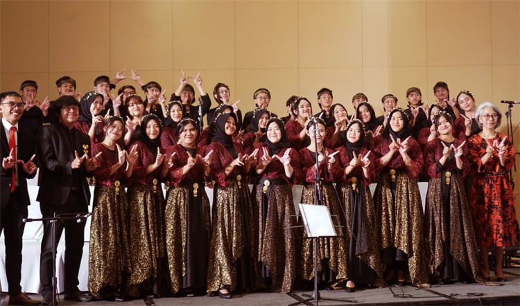 Tim paduan suara Universitas Widyatama yang ikut memeriahkan acara wisuda pada Sabtu, 25 November 2023