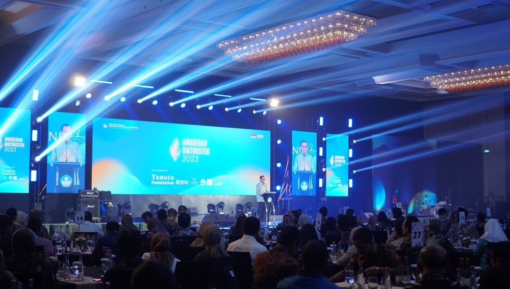 Prof. Nizam pada saat memberikan sambutan