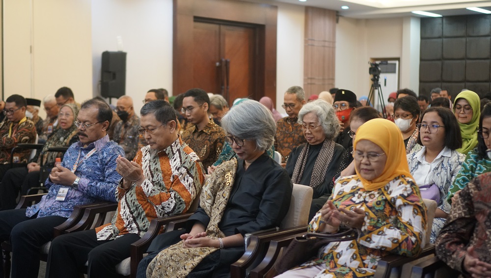 Para Tamu Undangan sedang melaksanakan do'a bersama