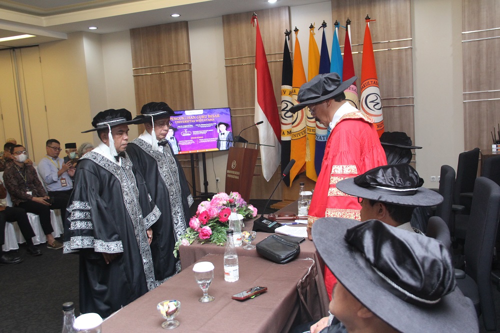 Rektor UTama saat mengukuhkan Prof. Dr. Zulganef, M.M., dan Prof. Maman Suratman, M.Si.
