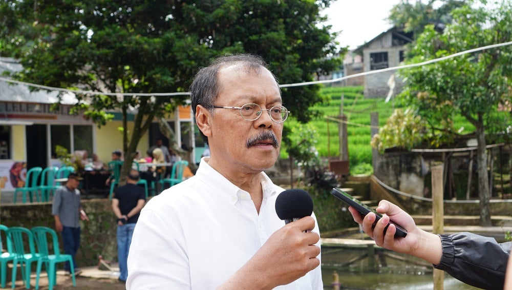 Rektor Universitas Widyatama, Prof. Dr. H. Dadang Suganda, M.hum saat diwawancarai dalam peresmian Living Lab di Cileles, Jatinangor, Sumedang, Sabtu, 21 Juni 2025.