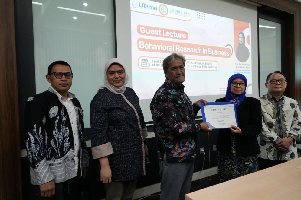Foto bersama kegiatan Guest Lecturer "Behavioral Research in Business".