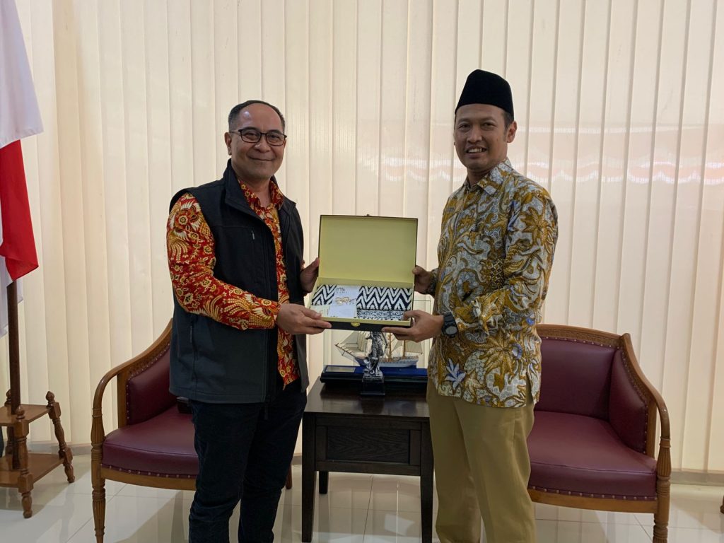 Dekan FISIP UTama bersama dengan Dekan FHUI