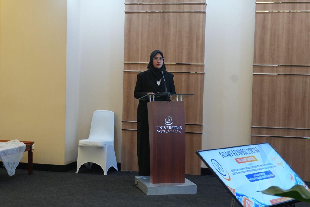 (Foto Dina Prasetyaningrum saat Mempresentasikan Hasil Disertasinya) Foto By Humas Widyatama