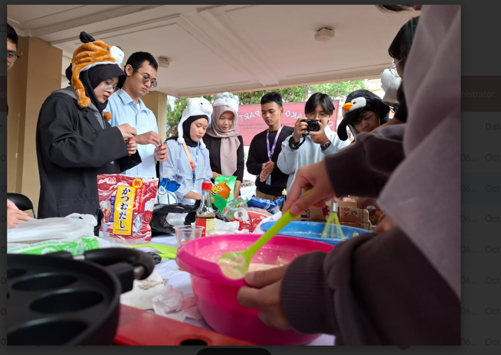 Para peserta sedang meracik adonan takoyaki