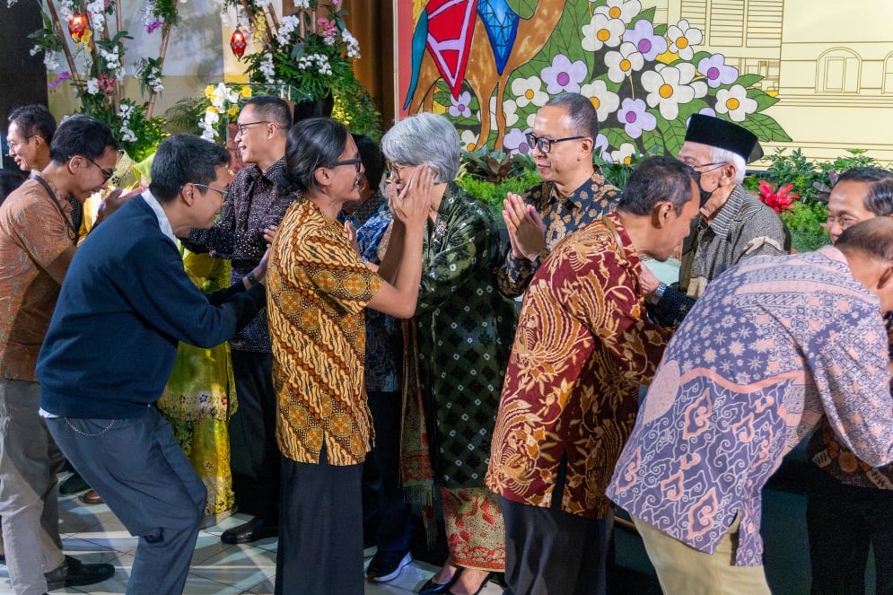 Pimpinan dan staf merayakan acara yang memperkuat kualitas pendidikan Universitas Widyatama